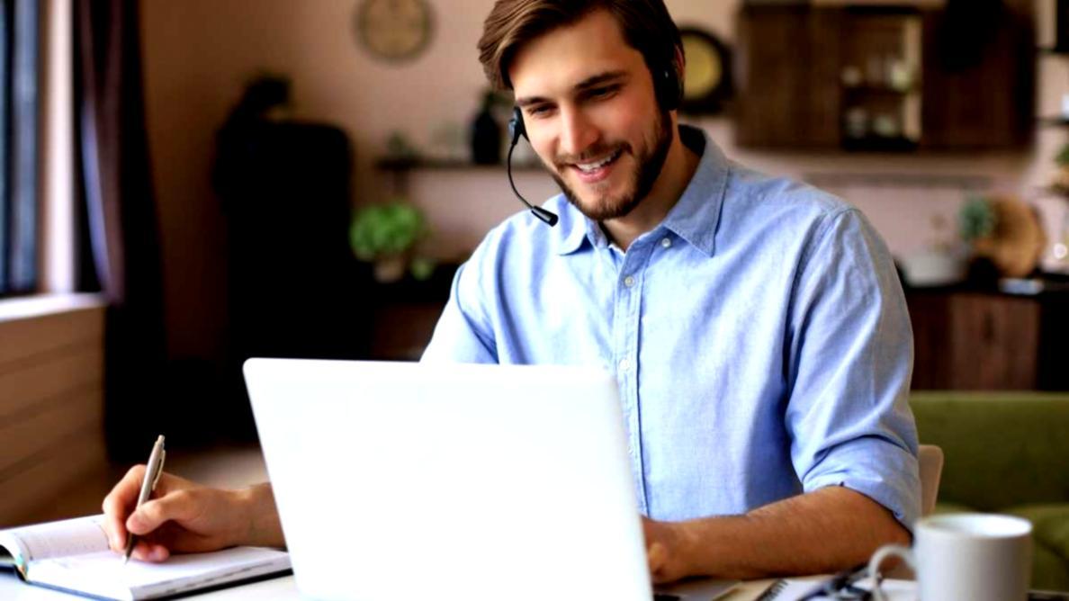 Estudiantes trabajando en ejercicios prácticos de planificación financiera