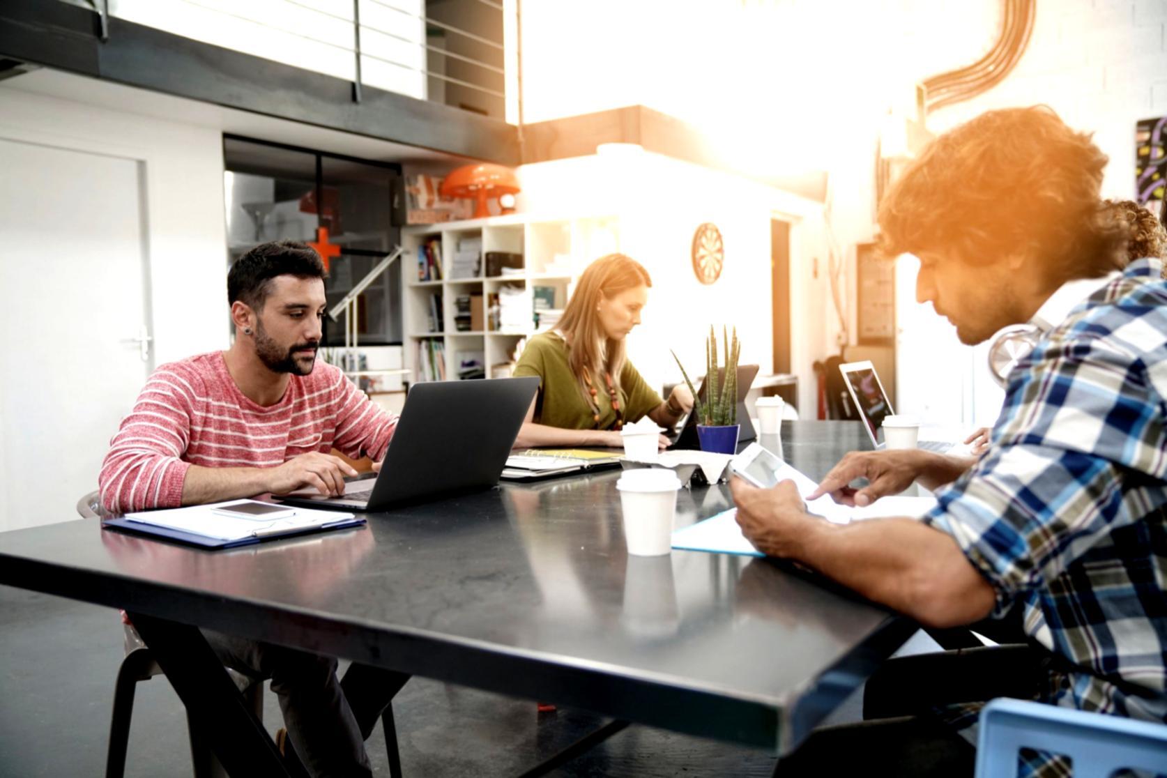 Participantes colaborando en ejercicios prácticos de planificación financiera